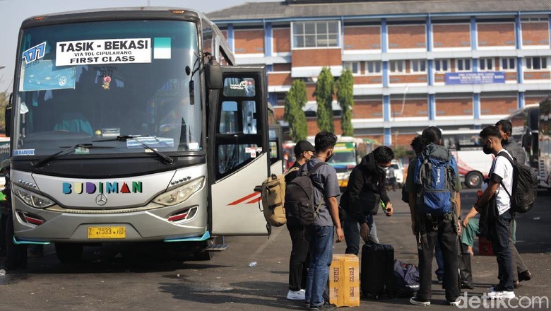 Begini Ramainya Terminal Bekasi Jelang Idul Adha Terminal Kota Bekasi ramai didatangi calon penumpang. Tak sedikit di antaranya hendak mudik ke kampung halaman untuk rayakan Idul Adha bersama keluarga.