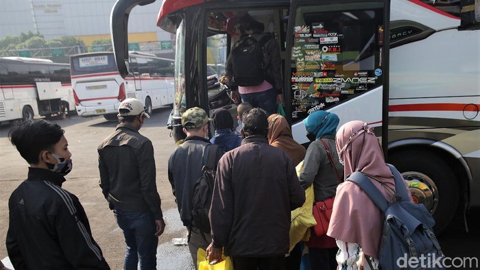 Begini Ramainya Terminal Bekasi Jelang Idul Adha Terminal Kota Bekasi ramai didatangi calon penumpang. Tak sedikit di antaranya hendak mudik ke kampung halaman untuk rayakan Idul Adha bersama keluarga.