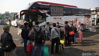 Sejumlah calon penumpang tampak beraktivitas di kawasan Terminal Kota Bekasi, Jawa Barat, Minggu (18/7/2021). 