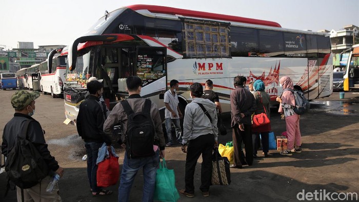 Begini Ramainya Terminal Bekasi Jelang Idul Adha Terminal Kota Bekasi ramai didatangi calon penumpang. Tak sedikit di antaranya hendak mudik ke kampung halaman untuk rayakan Idul Adha bersama keluarga.