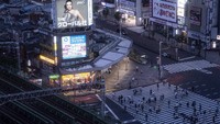 Sejumlah warga menyeberang jalan di kota Shinjuku, Tokyo, Jepang, Minggu (18/7/2021).