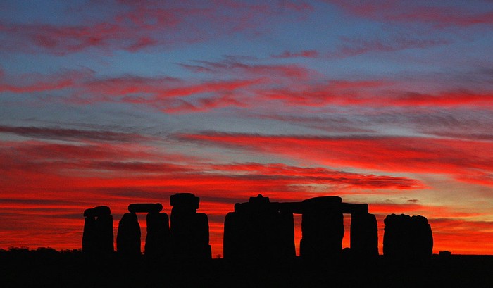 Memotret pemandangan matahari terbenam kerap dilakukan para wisatawan saat berkunjung ke sejumlah bangunan ikonik di berbagai negara dunia. Berikut potretnya.