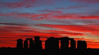 Penampakan matahari terbenam di Stonehenge, Inggris. Mike Hewitt/Getty Images.
