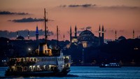 Pemandangan Hagia Sophia dengan latar belakang matahari terbenam di Istanbul, Turki. Chris McGrath/Getty Images.