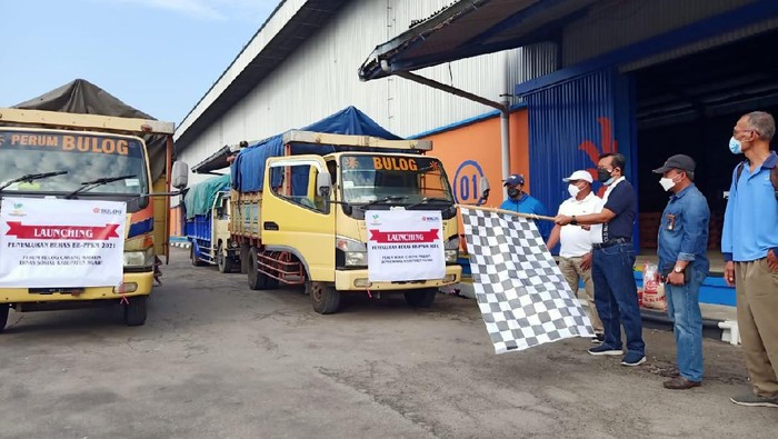 Perum BULOG mulai menyalurkan tambahan bantuan beras PPKM 2021. Di Jawa Timur, ada 3.198.864 keluarga penerima manfaat (KPM) yang akan menerima bantuan tersebut.