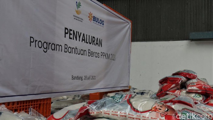 Bulog Salurkan Beras untuk Warga Terdampak PPKM Darurat di Jabar Bulog mulai salurkan bantuan beras untuk warga Jawa Barat terdampak PPKM Darurat. Bantuan beras itu diharapkan dapat bantu warga yang terdampak PPKM Darurat.