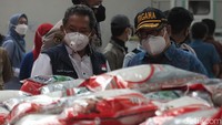 Penyaluran bantuan beras untuk Kota Bandung langsung diserahkan kepada Wakil Wali Kota Bandung Yana Mulyana dan Kabupaten Bandung langsung diserahkan kepada Bupati Bandung Dadang Supriatna. Penyaluran tersebut disaksikan langsung Kepala Dinas Sosial Kota Bandung, Kabupaten Bandung dan Kepala Dinas Sosial Provinsi Jawa Barat.