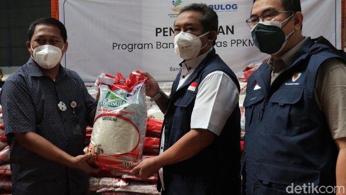 Bulog Salurkan Beras untuk Warga Terdampak PPKM Darurat di Jabar Bulog mulai salurkan bantuan beras untuk warga Jawa Barat terdampak PPKM Darurat. Bantuan beras itu diharapkan dapat bantu warga yang terdampak PPKM Darurat.