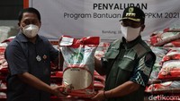 Penyaluran program bantuan beras PPKM 2021 dari Kementerian Sosial dan Perum Bulog mulai disalurkan serentak di Jawa Barat, Minggu (18/7/2021). 