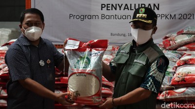 Bulog Salurkan Beras untuk Warga Terdampak PPKM Darurat di Jabar