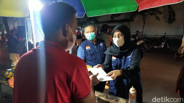 Pemkab Banyuwangi mulai menyalurkan bantuan uang tunai kepada ribuan warung kecil dan PKL. Yang mendapat bantuan yakni yang terdampak PPKM.