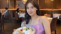 Rayakan ulang tahunnya, Nadya pilih restoran steak mahal yaitu Wolfgangs Steakhouse Jakarta sebagai tempatnya merayakan pertambahan umur. Di sana ia juga mendapatkan kejutan manis yang membuatnya tak bisa berhenti tersenyum. Foto: Instagram @nadyaarina
