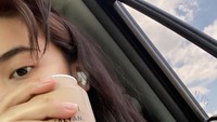 Disela-sela kesibukannya syuting sinetron Ikatan Cinta, rupanya Nadya tak pernah absen minum kopi nih. Terutama jenis kopi dingin seperti cold brew. Foto: Instagram @nadyaarina