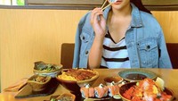  Penggemar berat hidangan enak khas Jepang, Nadya pamer menyantap aneka sushi segar, unagi sampai hidangan seafood enak lainnya. Foto: Instagram @nadyaarina