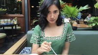 Bersantai di kafe Olivier, Nadya curi perhatian dengan tatapan tajamnya saat mencicipi kue dan teh yang enak di sana. Foto: Instagram @nadyaarina