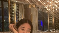  Selain merayakan ulang tahun di restoranWolfgangs Steakhouse Jakarta, Nadya juga pernah merayakan ulang tahun di restoran steak mewah Ruths Chris Steak House Jakarta. Lengkap dengan cake dan strawberry sebagai perayaannya. Foto: Instagram @nadyaarina
