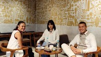  Ngumpul bareng rekan artis lainnya, Nadya tampil kece dengan pakaian serba putih yang membuatnya tampak natural di kafe. Foto: Instagram @nadyaarina