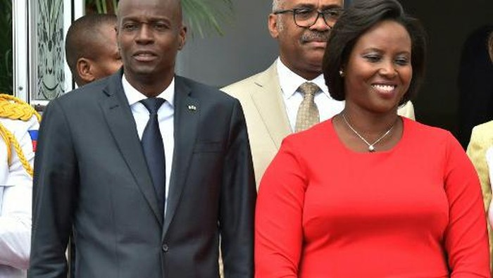 (FILES) In this file photo taken on May 23, 2018, Haitian President Jovenel Moise (L) and Haitian First Lady Martine Moise are seen at the National Palace in Port-au-Prince, Haiti. - The widow of Haitis slain president Jovenel Moise returned home on July 17, 2021 after being treated in Florida for wounds she suffered in the attack, an official said. (Photo by HECTOR RETAMAL and HECTOR RETAMAL / AFP)