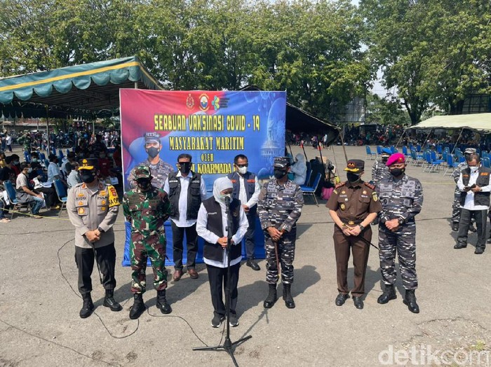 Forkopimda Jatim meninjau vaksinasi COVID-19 di Jalajaya Koarmada II, Jalan Jakarta, Surabaya. Ada 1.200 masyarakat maritim di wilayah Perak yang divaksin.