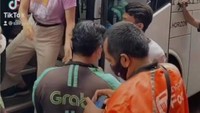 Bertepatan dengan meledaknya perilisan BTS Meal lalu, membuat Sally berinisiatif untuk berbagi sembako bertema BTS Meal. Pengemudi ojek online di beberapa titik menjadi sasaran utama Sally. Foto: Instagram/sallyvarsly