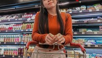 Walaupun sibuk mengurus bisnisnya, Sally selalu turun langsung untuk berbelanja kebutuhan hariannya. Memilih dan memastikan makanan sesuai dengan program dietnya sudah menjadi rutinitas berkala yang dilakukannya untuk memenuhi kebutuhan hariannya agar tetap sehat. Foto: Instagram/sallyvarsly