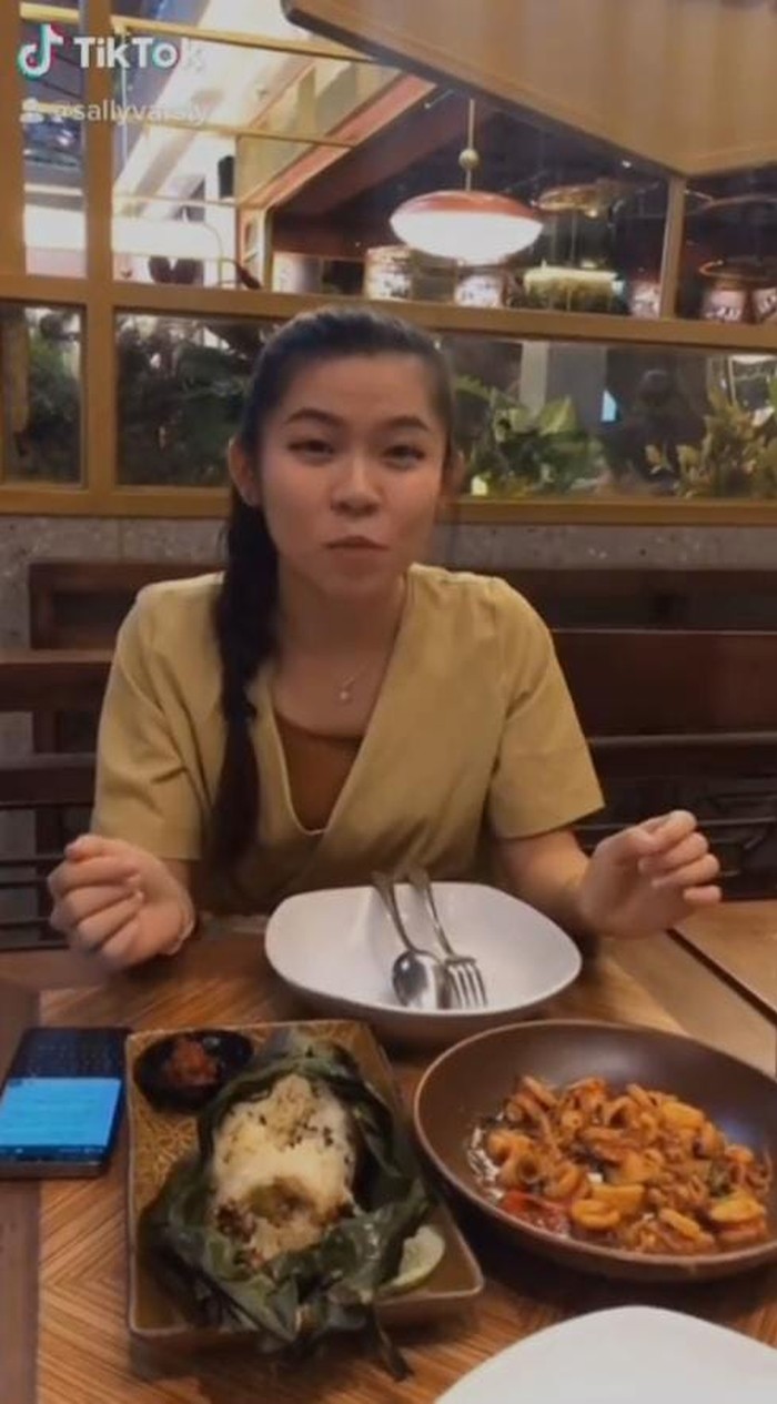 10 Pose Sally Varsly, 'Crazy Rich' Tangerang yang Doyan Makan Sehat