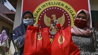 Warga juga bersyukur mendapat sembako setelah mengikuti vaksin, tak lupa warga mengucapkan terima kasihnya kepada Presiden Jokowi. Pembagian bansos juga diharapkan dapat sedikit meringankan kesulitan masyarakat akibat dampak ekonomi pandemi COVID-19.