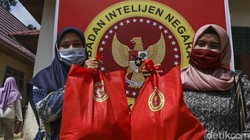 Badan Intelijen Negara (BIN) menggelar vaksinasi COVID-19 secara door to door serentak di enam Provinsi di Indonesia salah satunya di Riau.