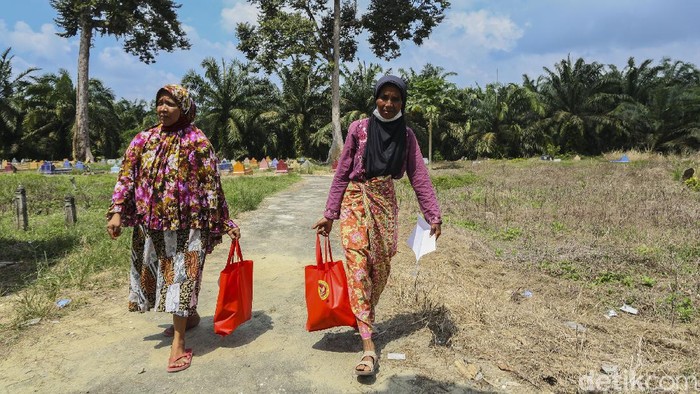 Badan Intelijen Negara (BIN) menggelar vaksinasi COVID-19 secara door to door serentak di enam Provinsi di Indonesia salah satunya di Riau.