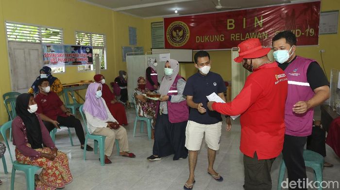 Gencar Vaksinasi COVID-19, BINDA Riau Suntik Vaksin Door to Door Badan Intelijen Negara (BIN) menggelar vaksinasi COVID-19 secara door to door serentak di enam Provinsi di Indonesia salah satunya di Riau.