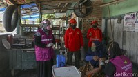 Selain kegiatan vaksinasi, BIN juga memberikan bansos berupa sembako dan paket vitamin imunitas Covid-19 masing-masing sebanyak 10 ribu paket di 6 provinsi kepada masyarakat terdampak akibat pandemi COVID-19.