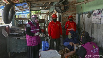 Gencar Vaksinasi COVID-19, BINDA Riau Suntik Vaksin Door to Door