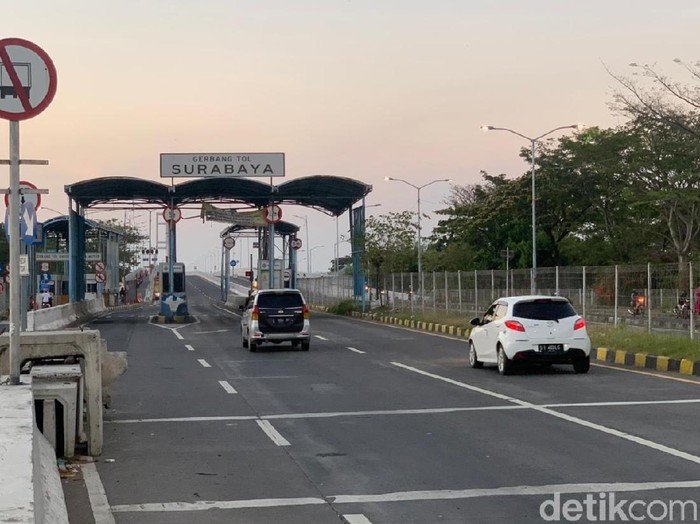 Di Jawa Timur ada istilah toron saat Hari Raya Idul Adha, atau mudik ke kampung halaman. Pada H-2 ini, mulai tampak beberapa pengendara yang toron ke Madura.