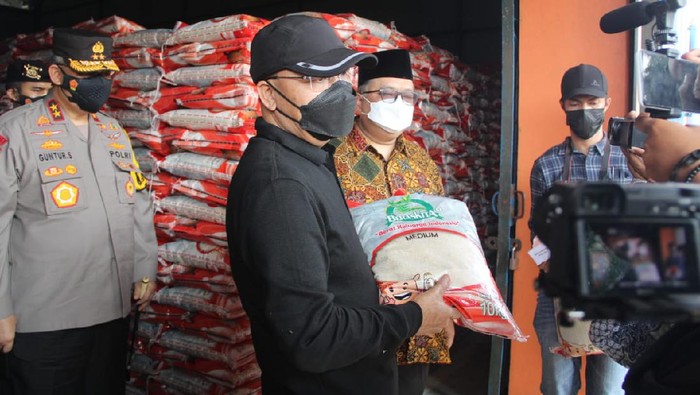 Gubernur Bengkulu salurkan bansos beras ke warga (Foto: Hery/detikcom)