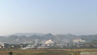 Gunung Kapur Klapanunggal menyisakan pahatan bebatuan yang eksotis menjulang tinggi. Bekas galian kapur itu di beberapa titik menyisakan landscape yang tidak teratur tetapi malah menjadi apik.