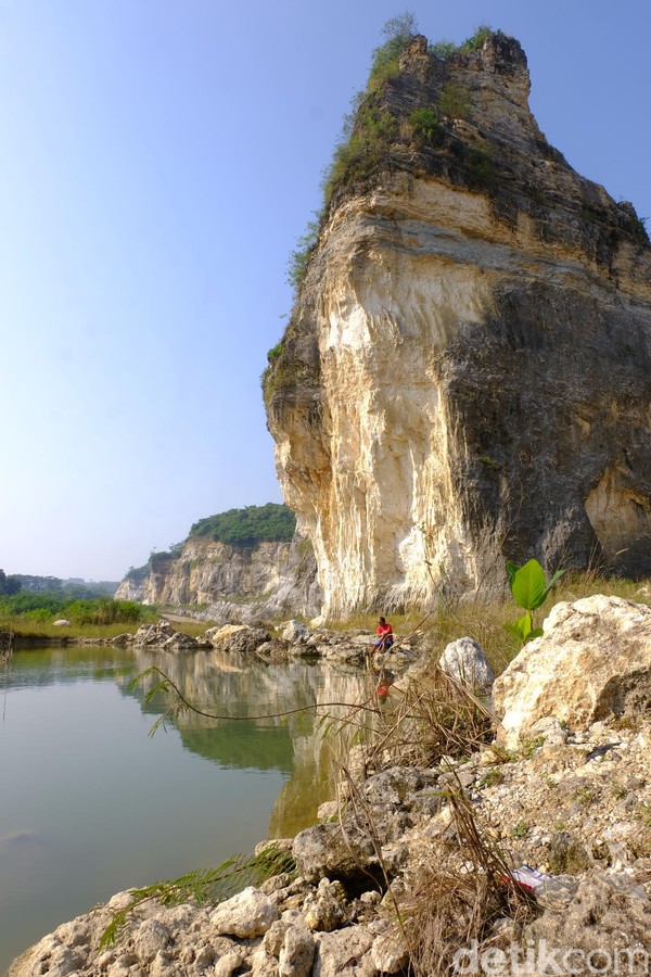 Gunung kapur itu awalnya adalah bebukitan. Namun karena keperluan pembuatan semen, gunung itu dipahat dengan alat berat dan bebatuan/kapurnya dipakai untuk industri sehingga menyisakan pahatan-pahatan yang eksotis. Gunung kapur itu awalnya adalah bebukitan. Namun karena keperluan pembuatan semen, gunung itu dipahat dengan alat berat dan bebatuan/kapurnya dipakai untuk industri sehingga menyisakan pahatan-pahatan yang eksotis.