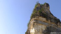 Gunung kapur itu awalnya adalah bebukitan. Namun karena keperluan pembuatan semen, gunung itu dipahat dengan alat berat dan bebatuan/kapurnya dipakai untuk industri sehingga menyisakan pahatan-pahatan yang eksotis.
