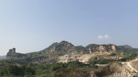 Lokasi gunung kapur itu tidak jauh dari Jakarta. Traveler bisa menempuh ke lokasi dengan patokan jalan utama Cibubur. Dari pintu gerbang Kota Wisata, tinggal 12 km lagi. Sebelum flyover Cileungsi, traveler jangan naik flyover. Di kolong flyover, kendaraan diarahkan ke kanan.