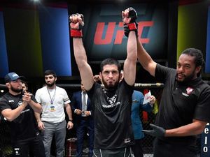 Islam Makhachev Susah Payah Taklukkan Thiago Moises di UFC Vegas 31