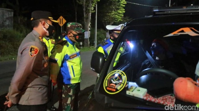 Penjagaan di area perbatasan Garut diperketat jelang Idul Adha. Hal itu dilakukan guna antisipasi pemudik masuk kawasan Garut saat PPKM Darurat.
