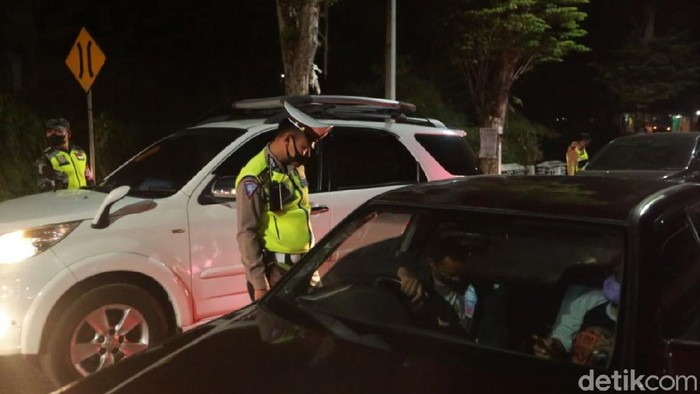 Jelang Idul Adha, Penjagaan di Pintu Masuk Garut Diperketat Penjagaan di area perbatasan Garut diperketat jelang Idul Adha. Hal itu dilakukan guna antisipasi pemudik masuk kawasan Garut saat PPKM Darurat.