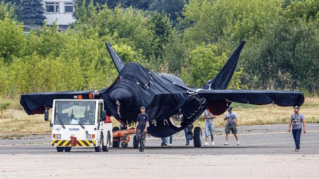 Jet Tempur Siluman Rusia. (AP Photo/Ivan Novikov-Dvinsky) Hidden under tarpaulin, a prospective Russian fighter jet is being towed to a parking spot before its presentation at the Moscow international air show in Zhukovsky outside Moscow, Russia, Thursday, July 15, 2021. Russian aircraft makers say they will present a prospective new fighter jet at a Moscow air show that opens next week. The new warplane hidden under tarpaulin was photographed being towed to a parking spot across the airfield in Zhukovsky outside Moscow. That's where MAKS-2021 International Aviation and Space Salon opens on Tuesday. Russian President Vladimir Putin is set to visit the show’s opening. (AP Photo/Ivan Novikov-Dvinsky)