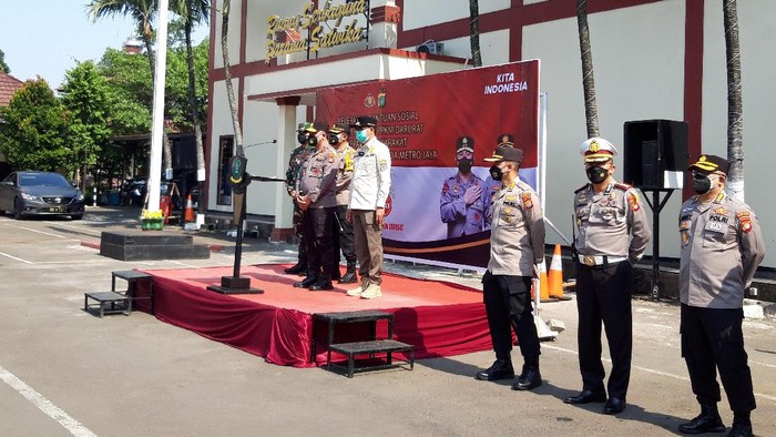Kapolda Metro Pimpin Pembagian Bansos Sembako di Depok (Foto: Rakha/detikcom)