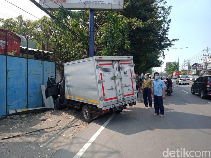 Kecelakaan tunggal terjadi di Sidoarjo. Sebuah mobil boks menabrak tiang reklame hingga sopirnya tewas di lokasi.