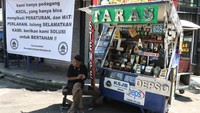 Diketahui, pedagang kaki lima (PKL) di kawasan itu mengibarkan bendera putih untuk menyuarakan aspirasinya imbas terdampak PPKM Darurat. Dengan ada kebijakan PPKM Darurat banyak PKL yang mogok berjualan, meski demikian ada beberapa PKL yang tetap buka.