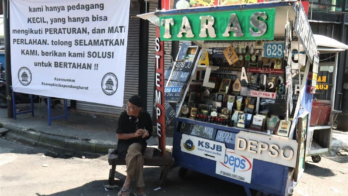 Kibarkan Bendera Putih, PKL di Bandung Tolak PPKM Darurat Diperpanjang Pedagang kaki lima (PKL) di Bandung punya cara sendiri menyuarakan aspirasi mereka tolak PPKM Darurat diperpanjang. Salah satunya dengan kibarkan bendera putih.