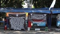 Selain mengibarkan bendera putih, para PKL juga memasang spanduk yang berisi curahan hati mereka yang terdampak pemberlakuan PPKM Darurat.