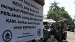Kibarkan Bendera Putih, PKL Bandung Tolak PPKM Darurat Diperpanjang