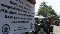 Salah seorang pedagang, Ate (29) menyebut bendera putih sengaja dipasang sebagai pesan bahwa para pedagang sudah menyerah dengan kesulitan ekonomi saat ini. Mereka mengaku bingung dengan cara apalagi agar bisa bertahan di tengah penerapan PPKM Darurat.