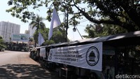 Bendera putih tampak terpasang di Jalan Cikapundung Barat, Kota Bandung, Jawa Barat, Minggu (18/7/2021).